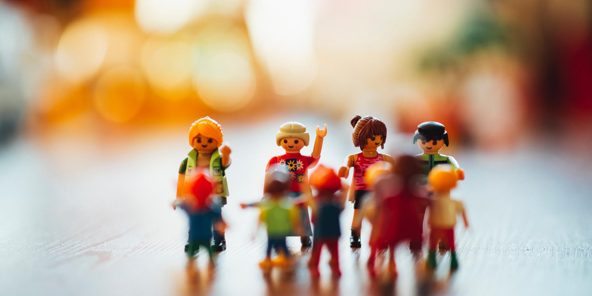 Man sieht eine Gruppe Playmobilmenschen zusammen stehend